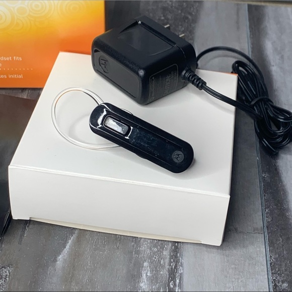 Motorola H270 Universal Bluetooth Headset, Ergonomic Black Clear Ear-Hook - Picture 2 of 10